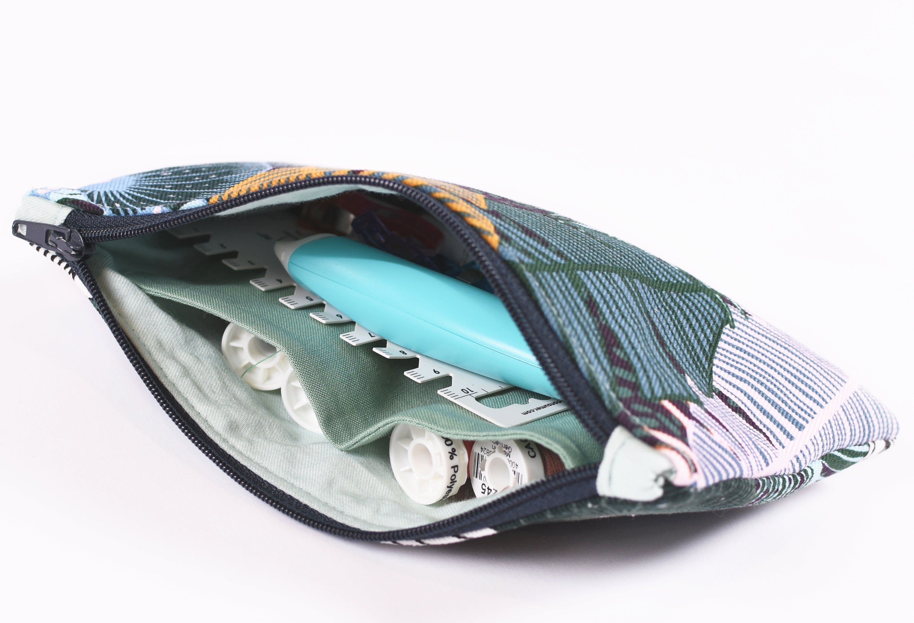 Sew the Astrid pouch with inside pockets – Threads by Caroline